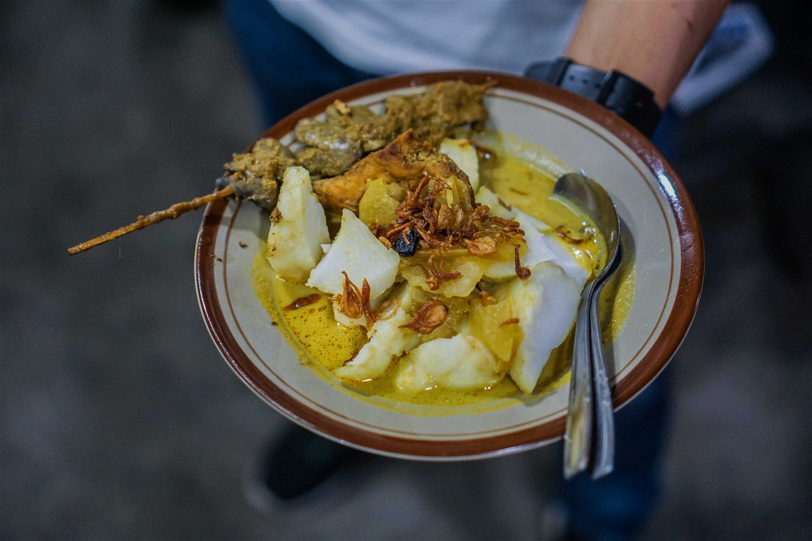 Lezatnya Ketupat Sayur Mandala Di balik Riuh Macet Jakarta