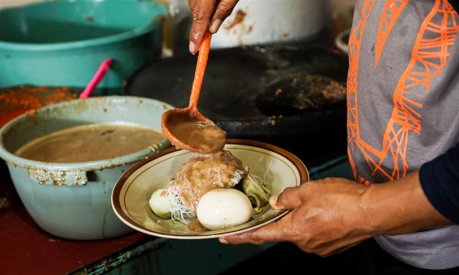 Ketoprak Ciragil, Kedai Kaki Lima yang Tak Hanya Jualan Nama