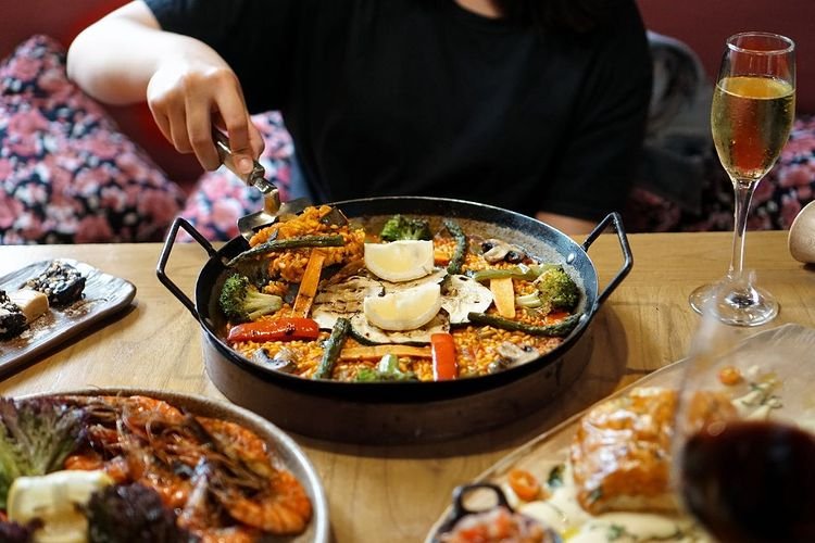 10 Restoran yang Menghadirkan Kelezatan Paella Rice di Jakarta